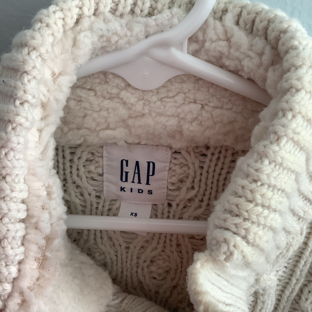 GAP Cable Knit Sweater. - Picture 5 of 5
